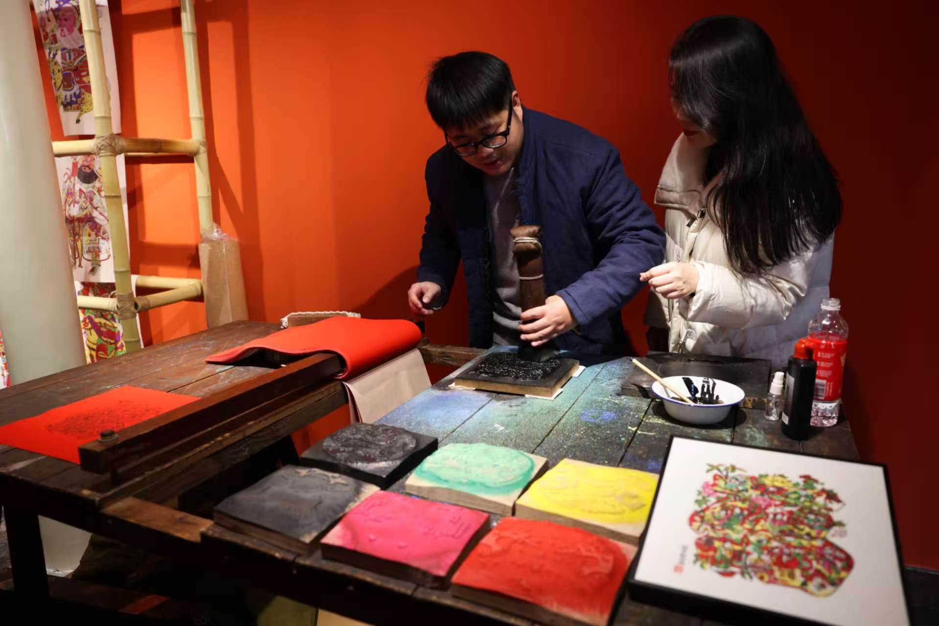 恭王府西一區展廳，江蘇桃花塢木版年畫的非遺傳承人展示印刷過程。新京報記者 浦峰 攝