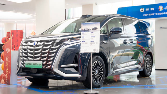 实拍2025款腾势D9：33.98万起，配备天神之眼智驾、第五代DM技术…