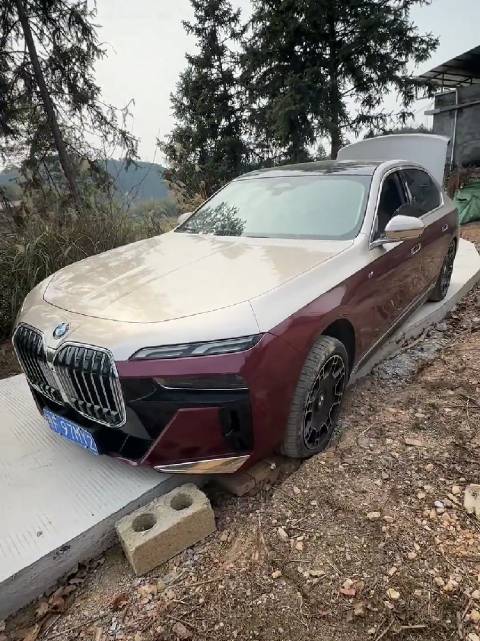 都开上新宝马7系了，村长这是等着你过年回去，把路加宽10公分？