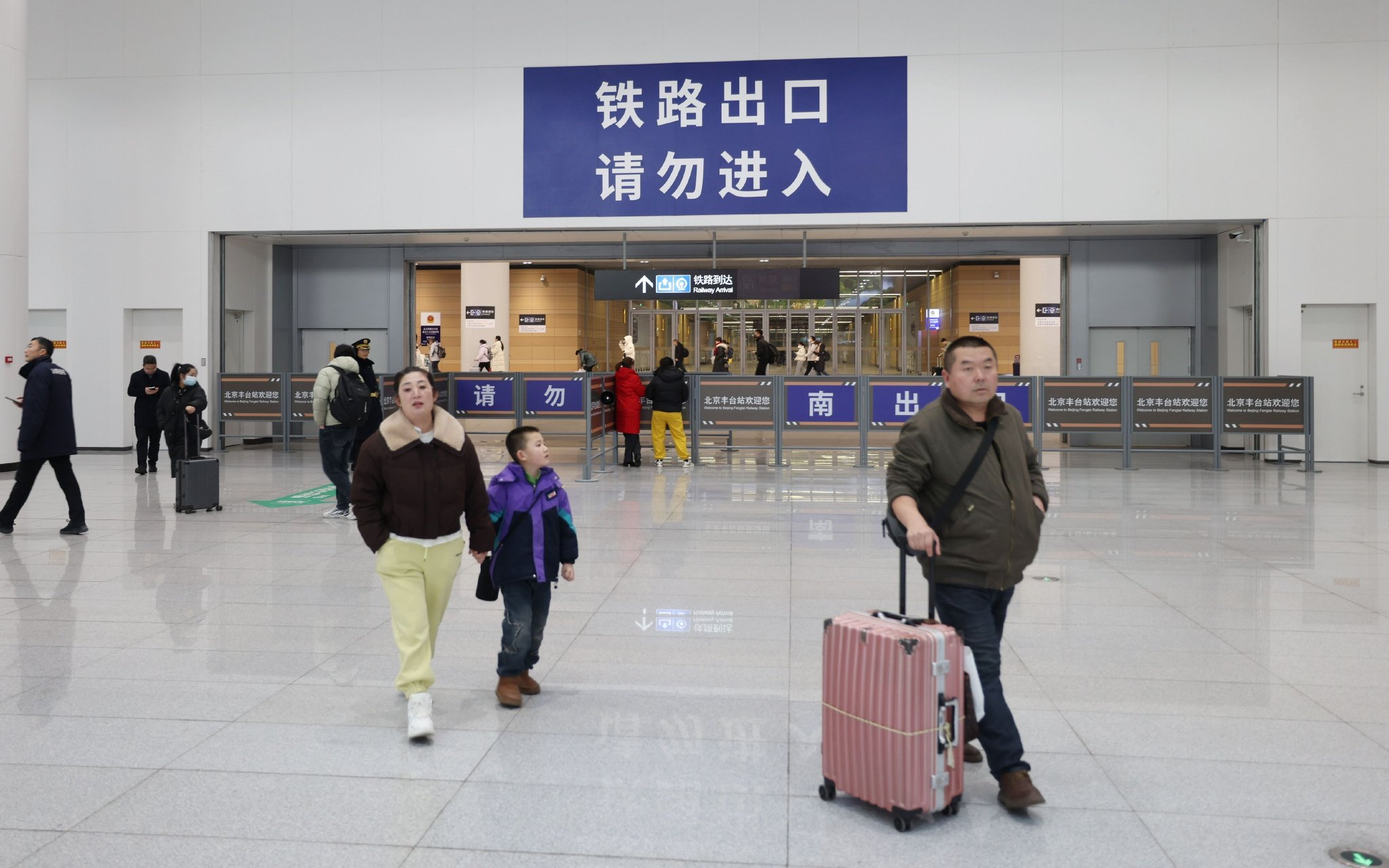 豐台站南樞紐投用後,旅客出站距離明顯縮短,前往P1停車場的步行距離縮短420米。新京報記者 王貴彬 攝