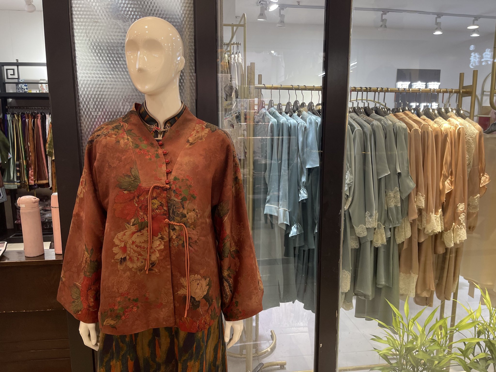 杭州一家服裝城內，店舖羅列的新中式服飾。新京報貝殼財經記者 覃澈 攝