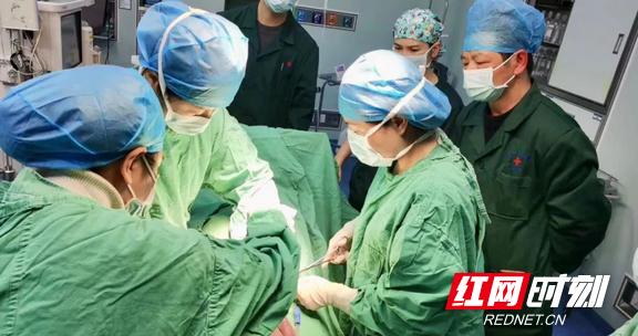 孕38周紧急剖宫产 “五花大绑”宝宝出生