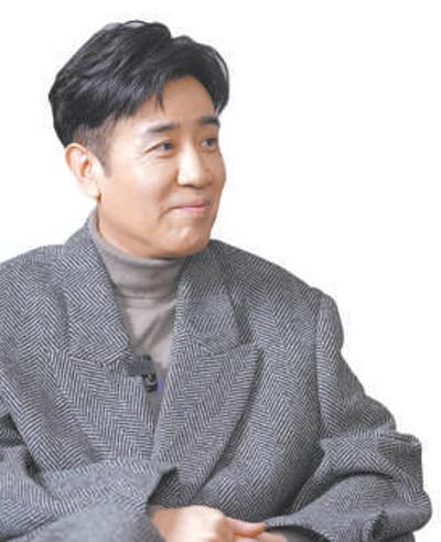 于和伟接受采访。制图：蔡华伟