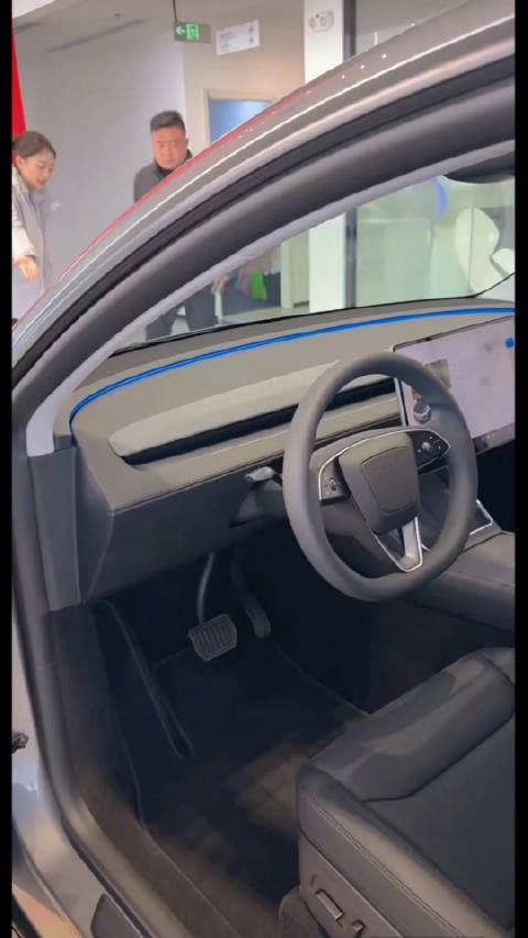 特斯拉焕新 Model Y 实车已经到店，方向盘「转向灯拨杆」还在…