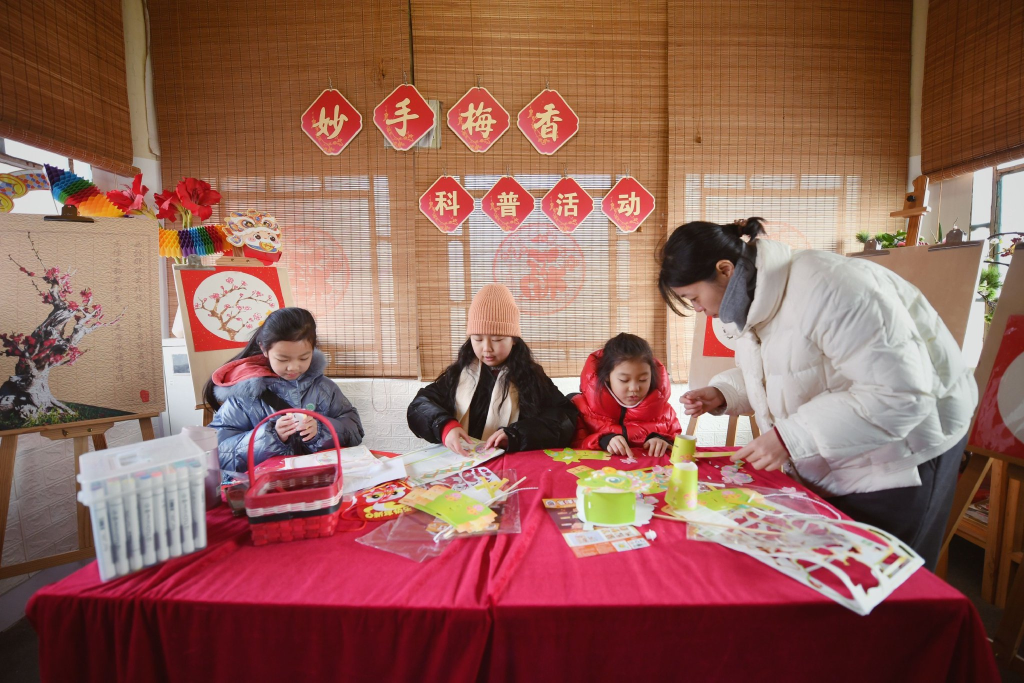 1月24日,頤和園,小遊客們做手工迎新年。新京報記者 薛珺 攝