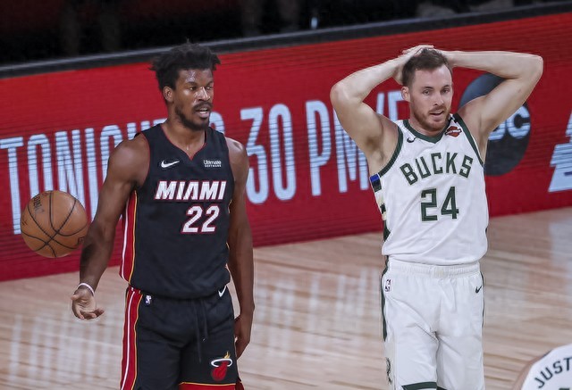 雄鹿热火激战正酣字母哥阿德巴约内线对决成胜负关键