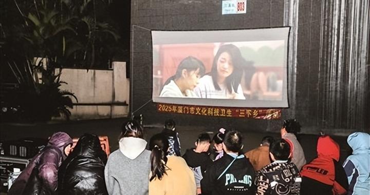 露天电影 “点亮”乡村夜生活