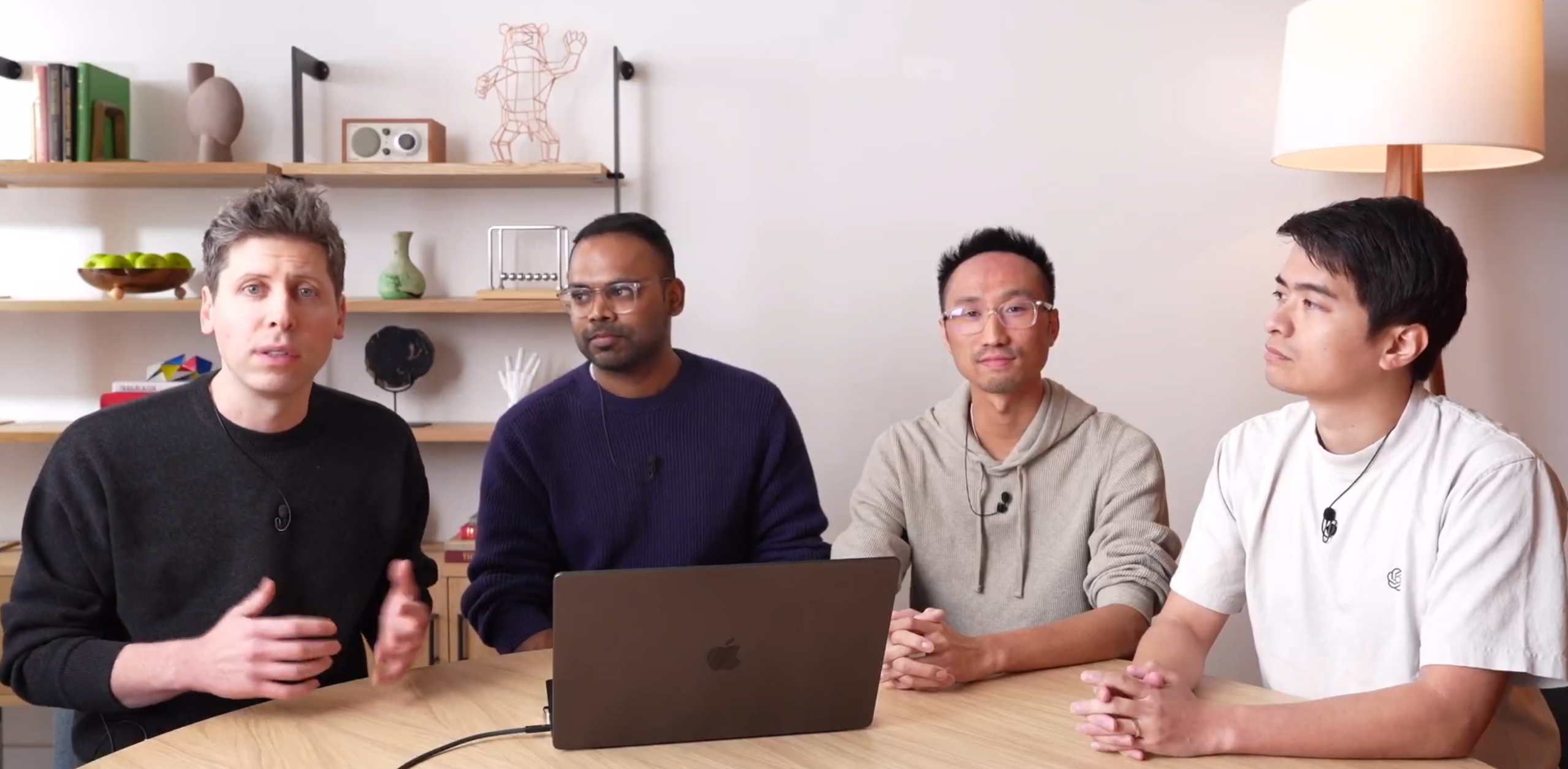 OpenAI首席執行官山姆·奧特曼（左1）在直播中 來源：官方直播影片截圖