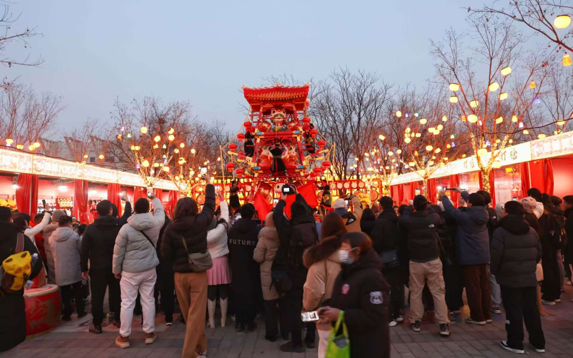 1月24日,石景山遊樂園東園,眾多遊客在新搭建的戰鼓樓前觀看表演。新京報記者 浦峰 攝
