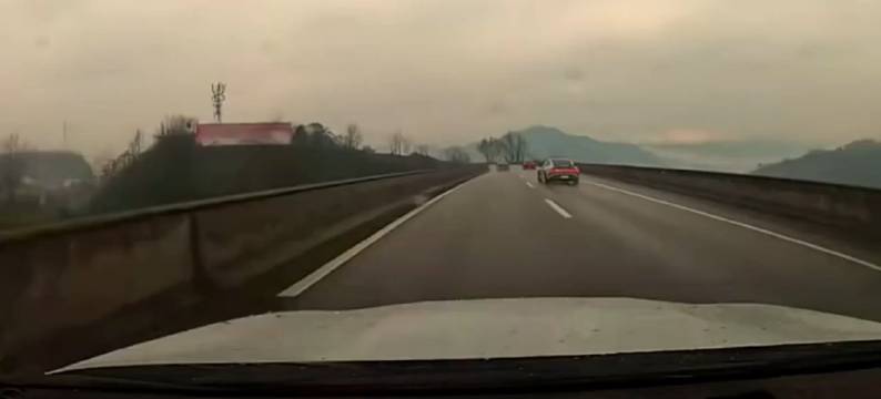 小米SU7是如何甩尾失控撞墙的？这车主应该没有开性能车的经验？