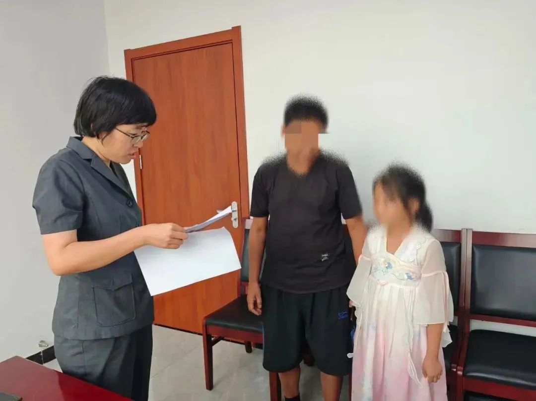 老胡帶著女兒來到法院，講明了自己的困境。圖源：密雲法院