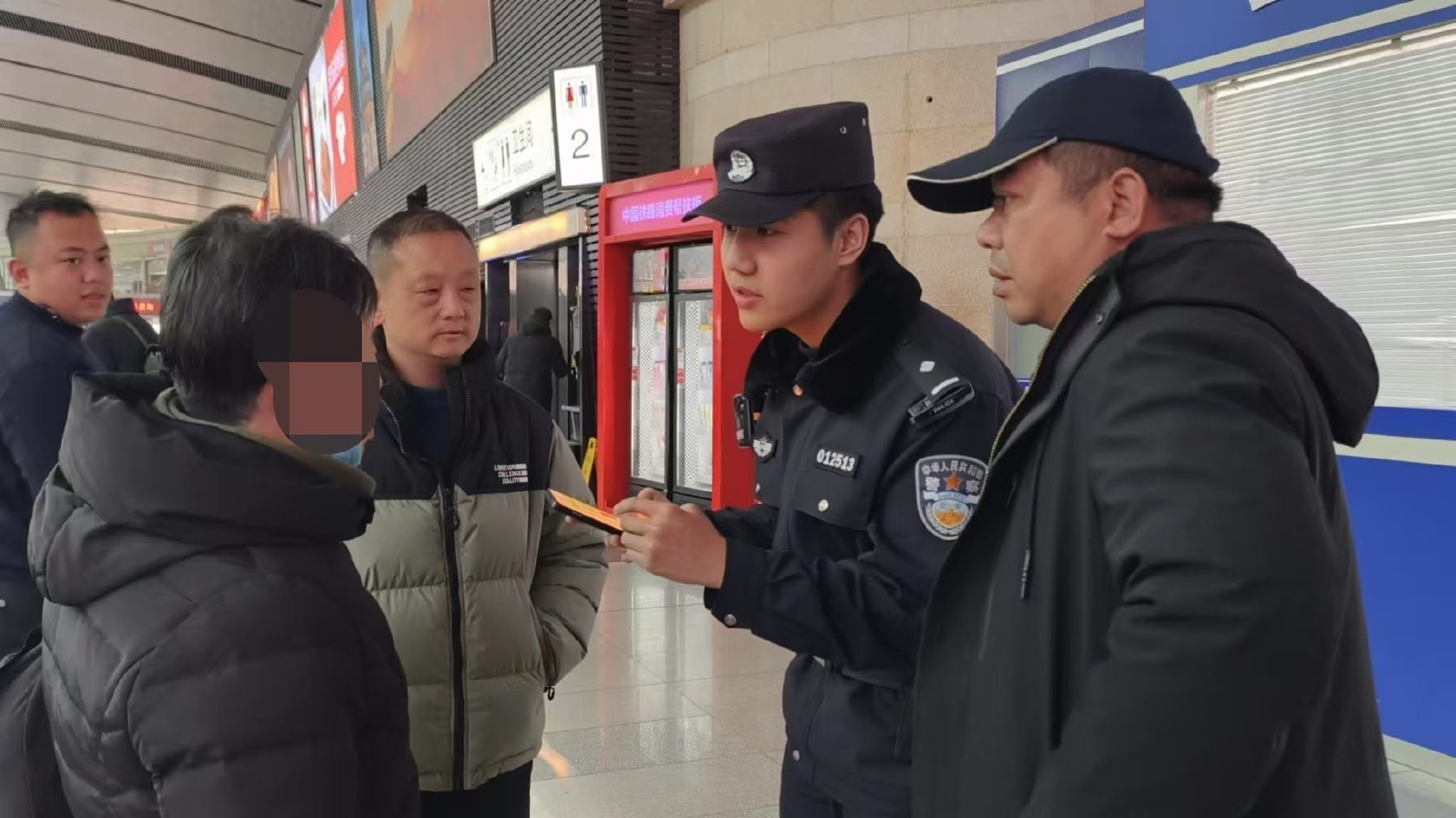 民警發現嚴女士精神恍惚，無法講清家庭住址和聯繫方式。 圖源：北京鐵警