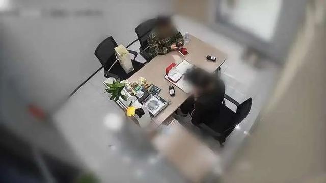 保洁人员到回收店出售盗窃的财物。图片来源/上海浦东警方