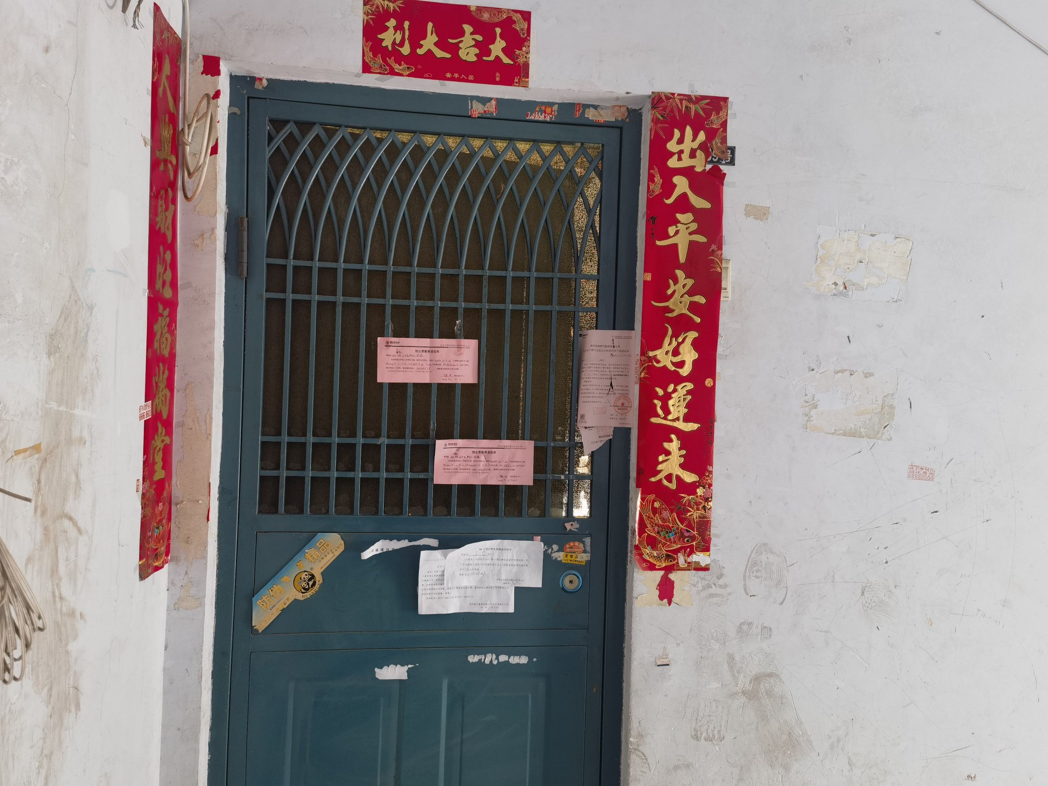 背債人郭奇配合不法中介貸款購買的房產，貼了多張催款單。新京報記者 程亞龍 攝