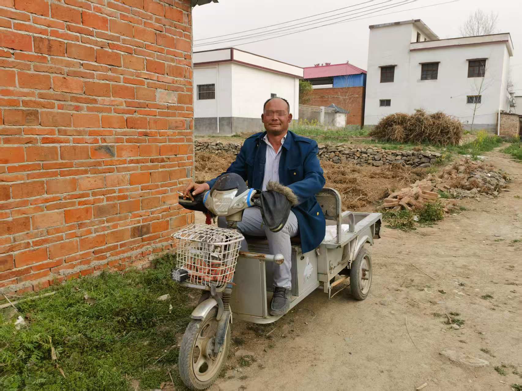 南陽市丹恩州十林鎮的低保戶盧林祥被中介帶到鄭州後，通過虛假材料申請貸款購車致身背巨額貸款。新京報記者 程亞龍 攝