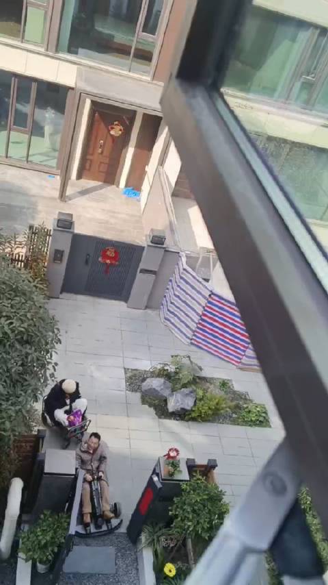 哈哈，开九号卡丁车然后绳子绑住拉魅族Pander露营车，带着举嫂在小区里玩…