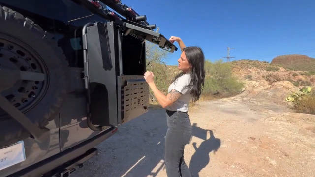 黑发纹身小姐姐&带小二楼的奔驰凌特四驱露营车…