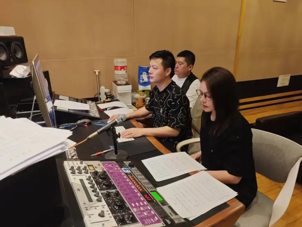 袁晶、曹正杰与同行在音乐创作中