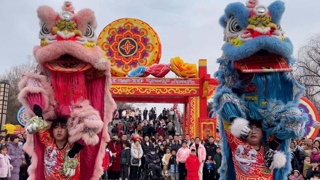 大学生组团在庙会上舞狮