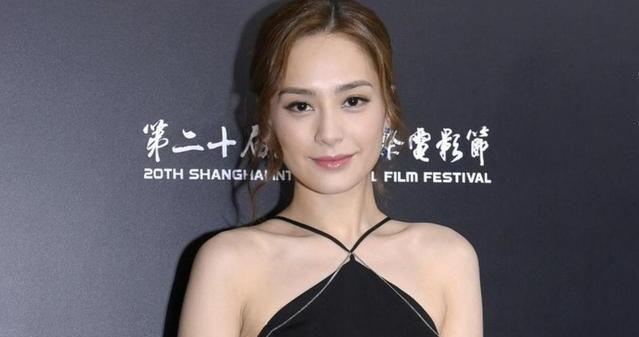 阿娇钟欣潼真是“小号尤物”，穿黑色挂脖裙好美，不像离过婚的人