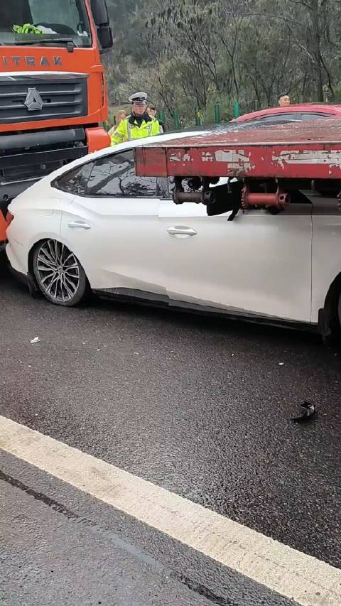 这大车犯罪式防撞梁，幸好名爵扛住了压力！