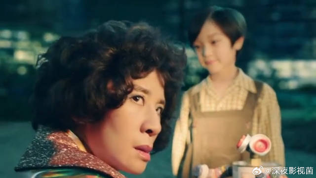 大妈想要赶紧跑路，一看到男孩手里压岁钱，想到了什么