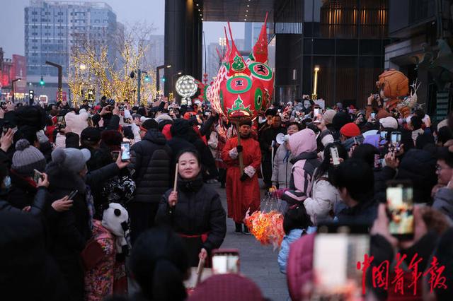 2月1日晚,北京首钢园,来自安徽歙县的非遗鱼灯正在举行巡游活动,吸引众多游客前来观赏体验。中青报·中青网记者 田嘉硕/摄