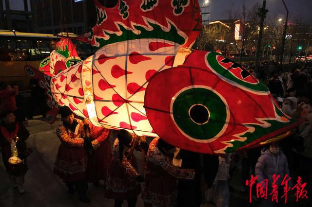 2月1日晚,北京首钢园,来自安徽歙县的非遗鱼灯正在举行巡游活动,长达5米的鱼灯正在巡游。中青报·中青网记者 田嘉硕/摄