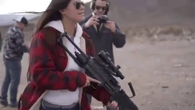美女是战场上最危险的武器，带机枪的美女就更危险了