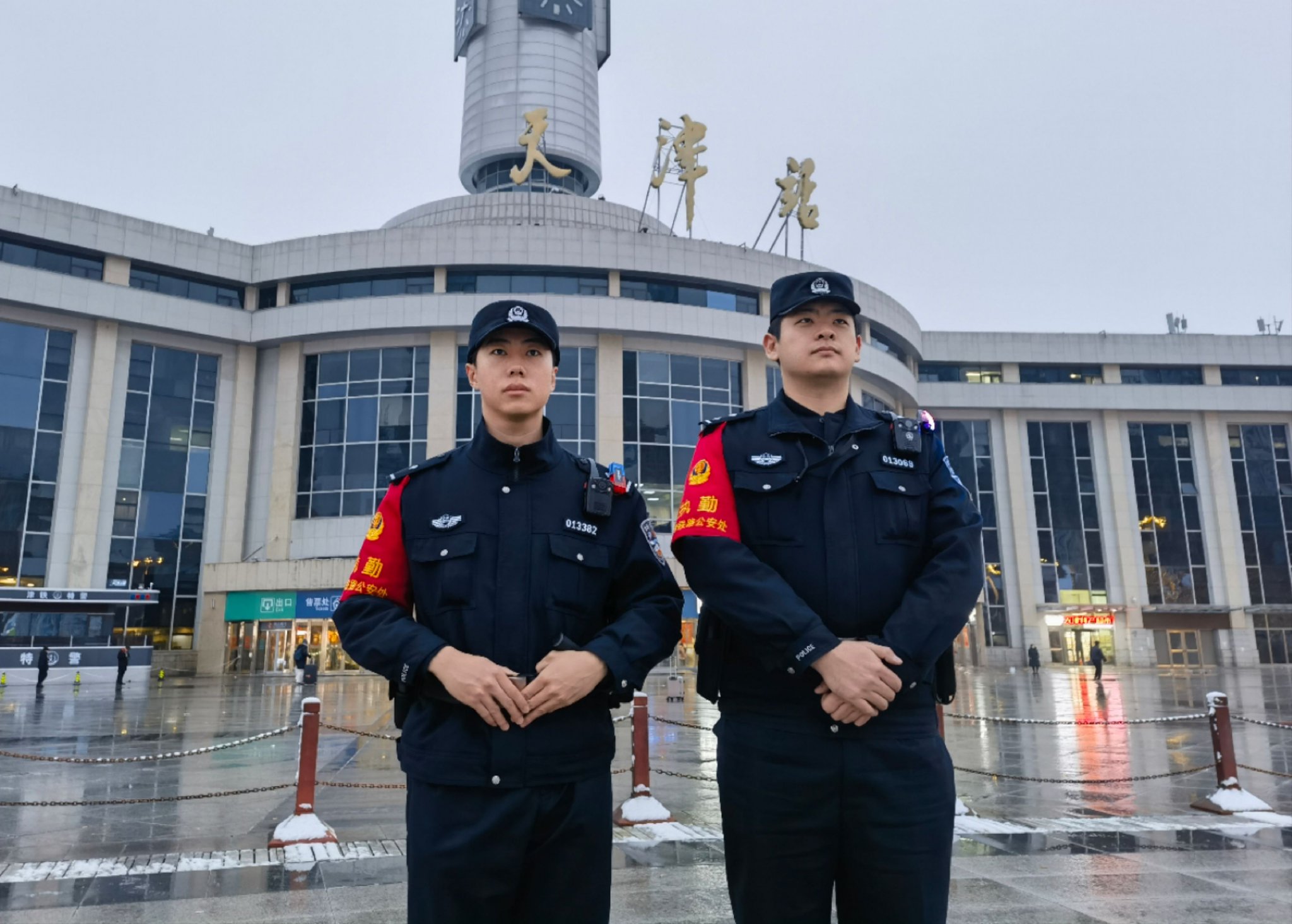 天津鐵警增派警力對進站口、檢票口、站台等旅客密集區域進行重點值守。 圖源:天津鐵警