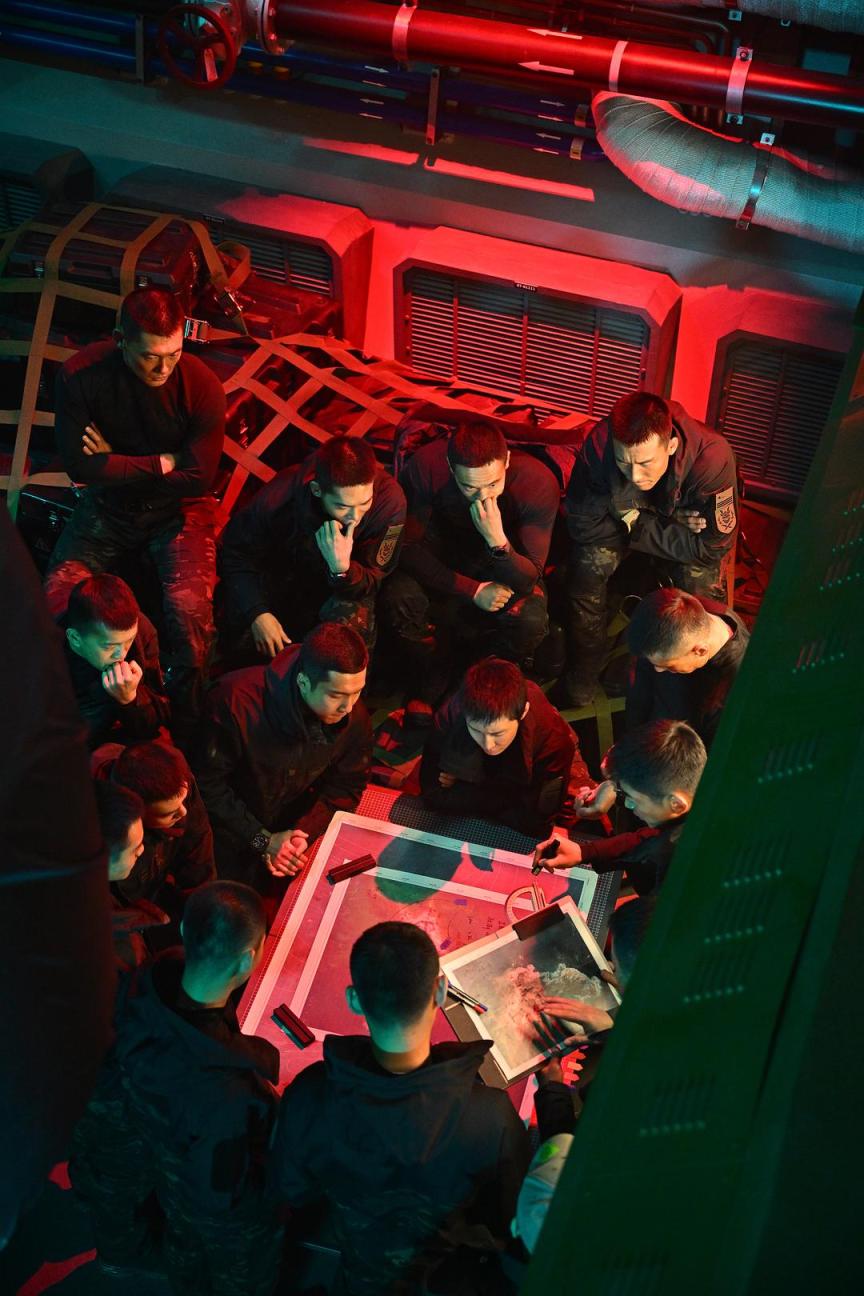 首次展现核潜艇对战等军事场面，总制片人于冬：“《蛟龙行动》绝不撤档！”