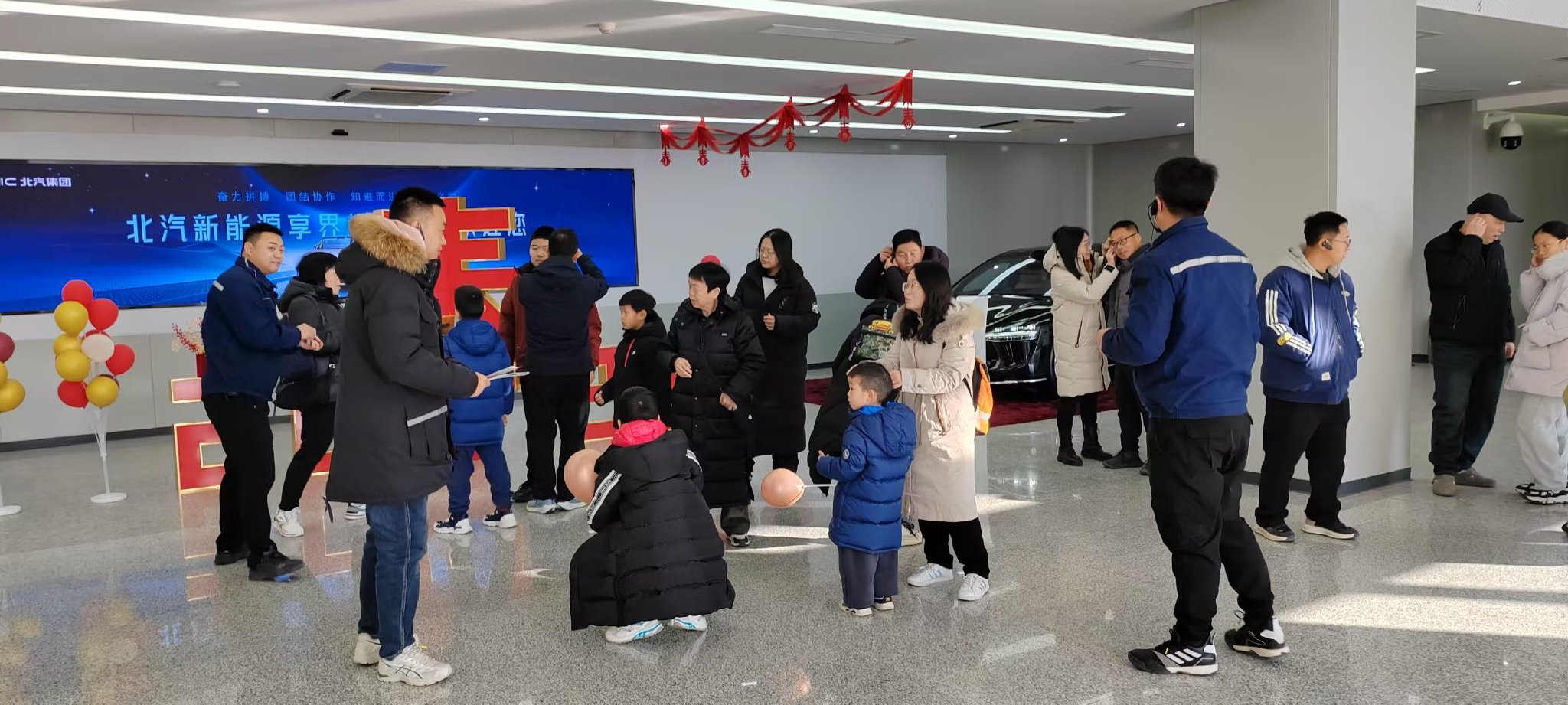 正月初五，北汽新能源享界超級工廠迎來首批工業旅遊團。北京市經濟和信息化局供圖