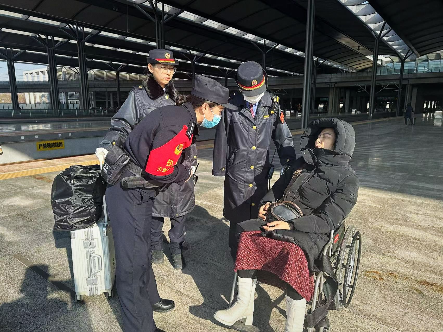 民警協助特殊旅客順利進站乘車。 圖源:天津鐵警