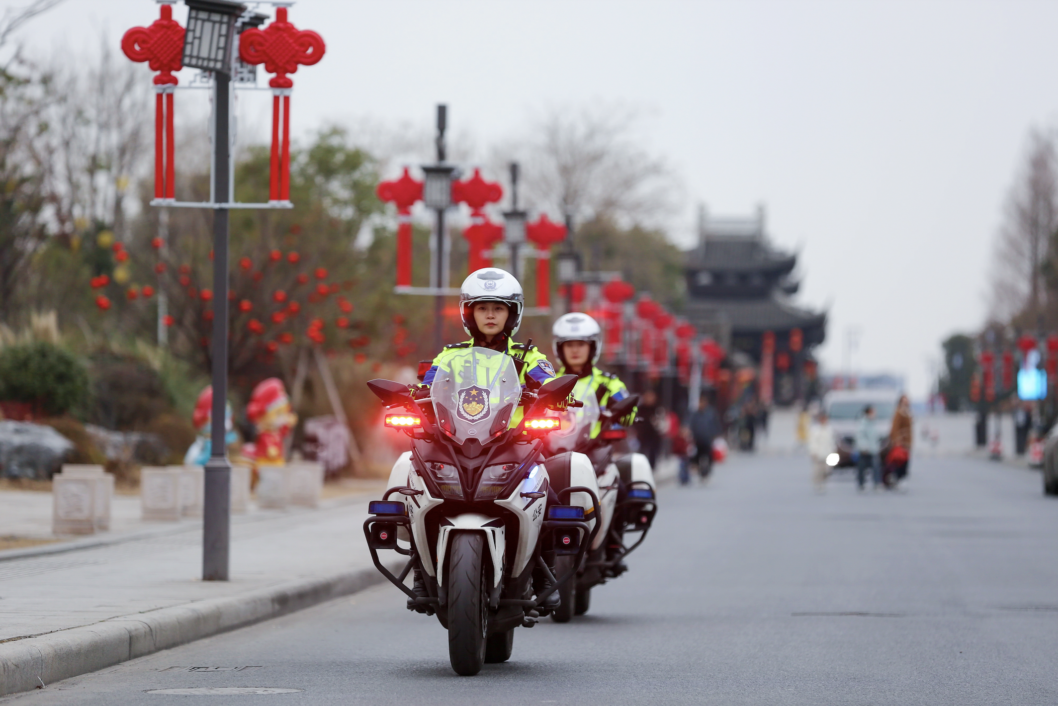 為保障景區安全,浙江湖州南潯區公安分局組織女子鐵騎隊在南潯古鎮景區開展巡邏工作。 孫紹吉 攝