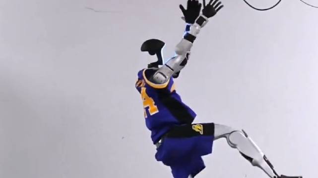 宇树机器人模仿足篮巨星运动动作，表现如何？