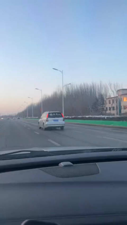 网友路上实拍：这车挺狠啊这车，太藏性了