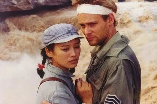 《黄河绝恋》安洁（宁静饰）和欧文（保罗·克塞饰）