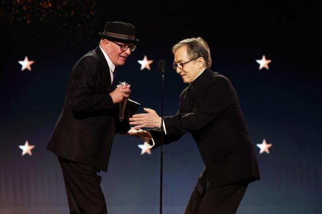 成龙为雅克·欧迪亚颁奖。视觉中国 图