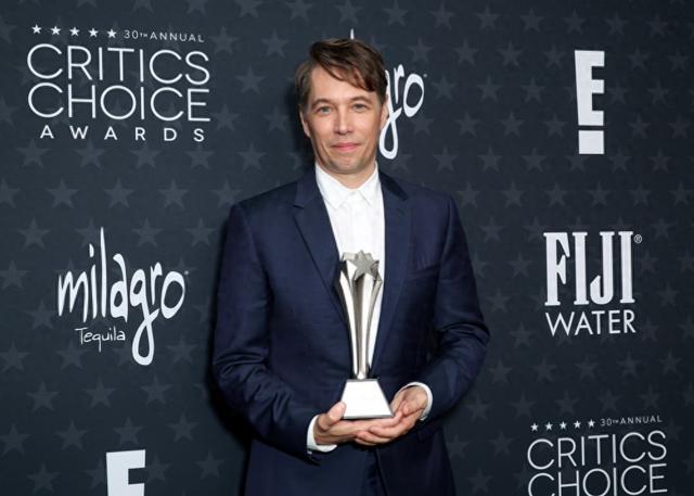 《阿诺拉》导演肖恩·贝克手捧奖杯。视觉中国 图