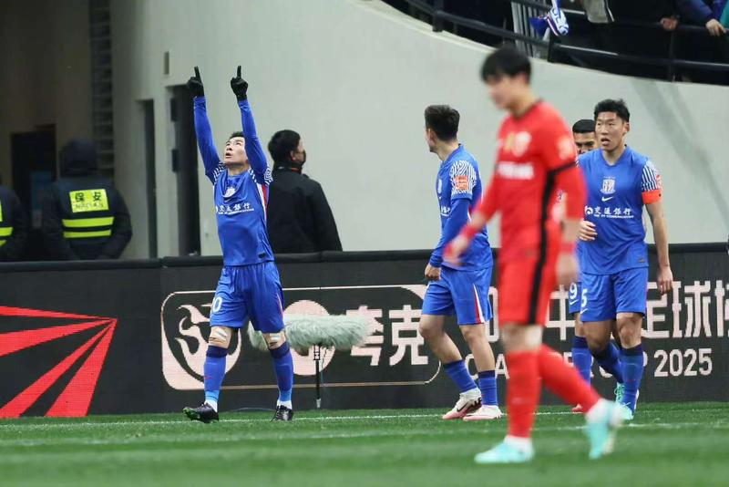 2月7日，上海申花隊球員於漢超（左）在入球後慶祝。圖片來自上海申花足球球會官方微博