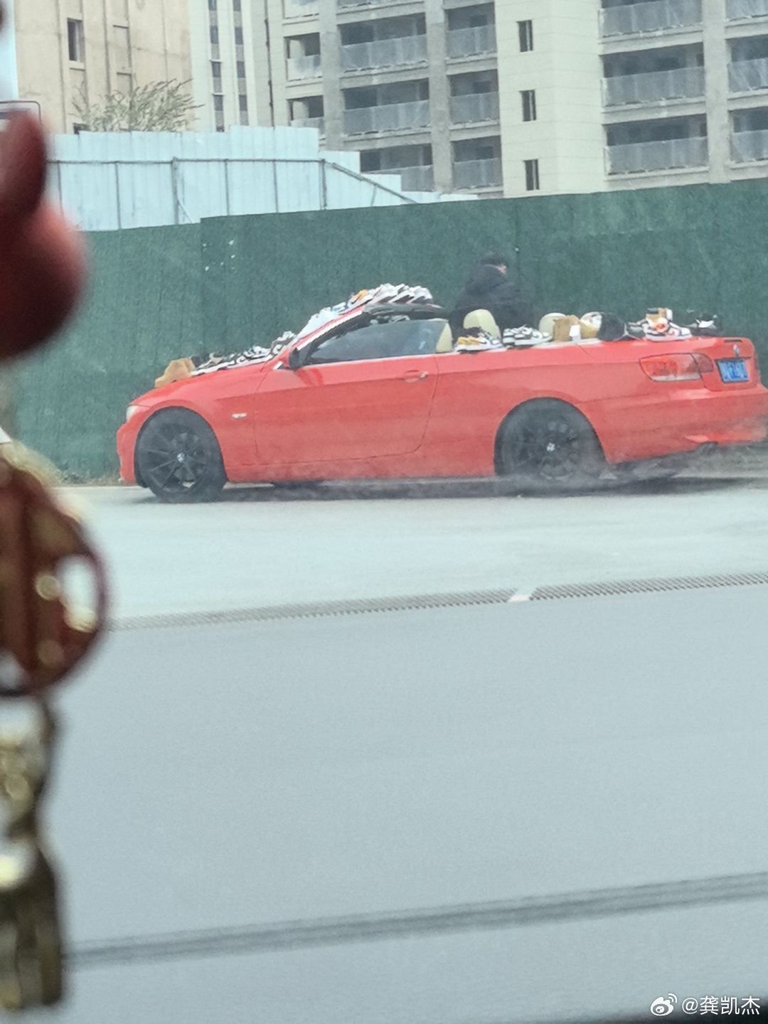 为啥卖鞋的都是开敞篷的，这么赚钱么？我也要去搞了