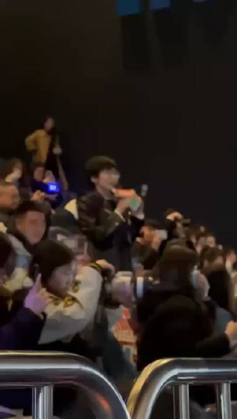 阿维塔和《唐探1900》官方合作啦，并且要给观众送车，票房每破10亿送1辆…