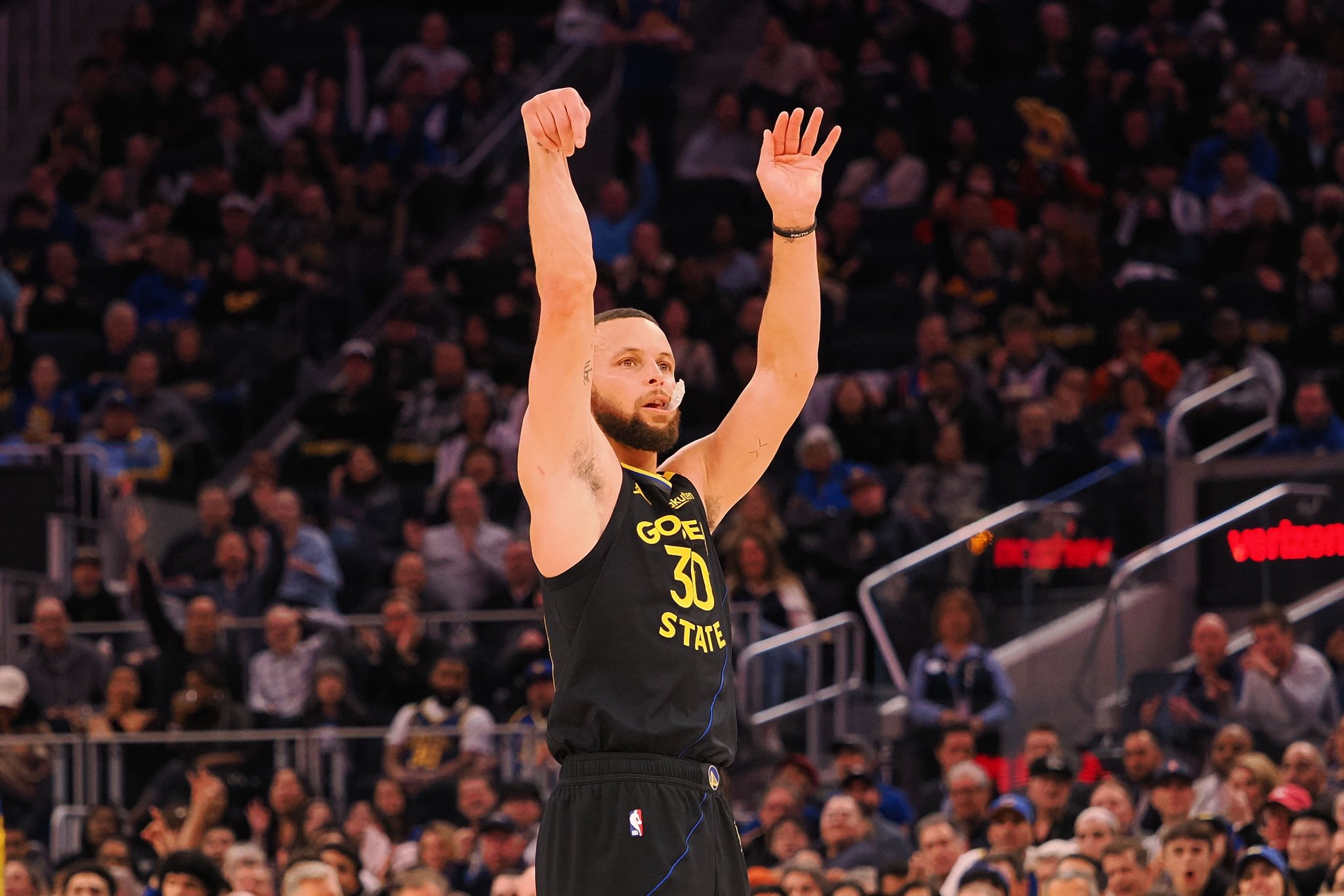 NBA比分勇士客场逆转湖人斩获三连胜库里狂砍45分创赛季新高