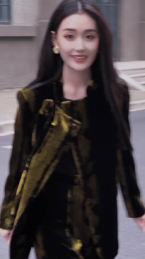 蒋依依不仅在演艺圈积累了深厚的功力…