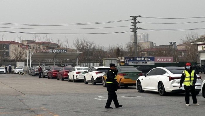 电厂 | 在这个春节，新能源车主依然困在高速充电队伍中