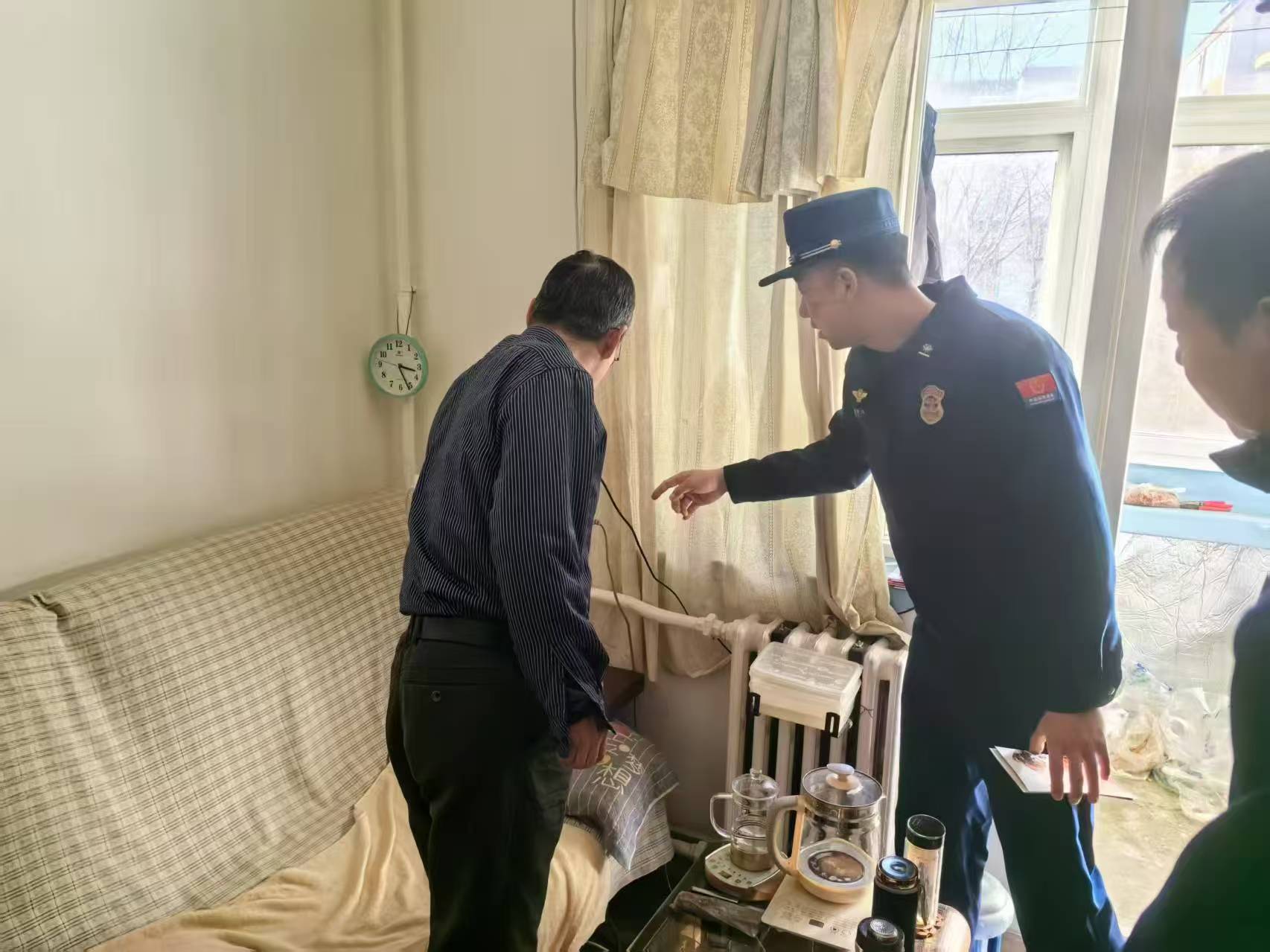 消防員上門入戶檢查居民家中的消防隱患。 圖源:豐台區消防救援支隊