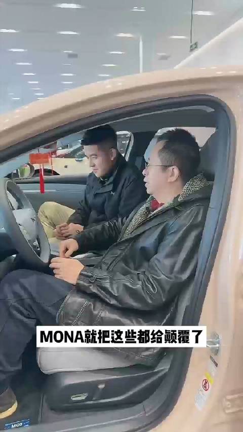 昨天周鸿祎到小鹏门店激情下订了20台小鹏MONA M03，并在动静态体验中…