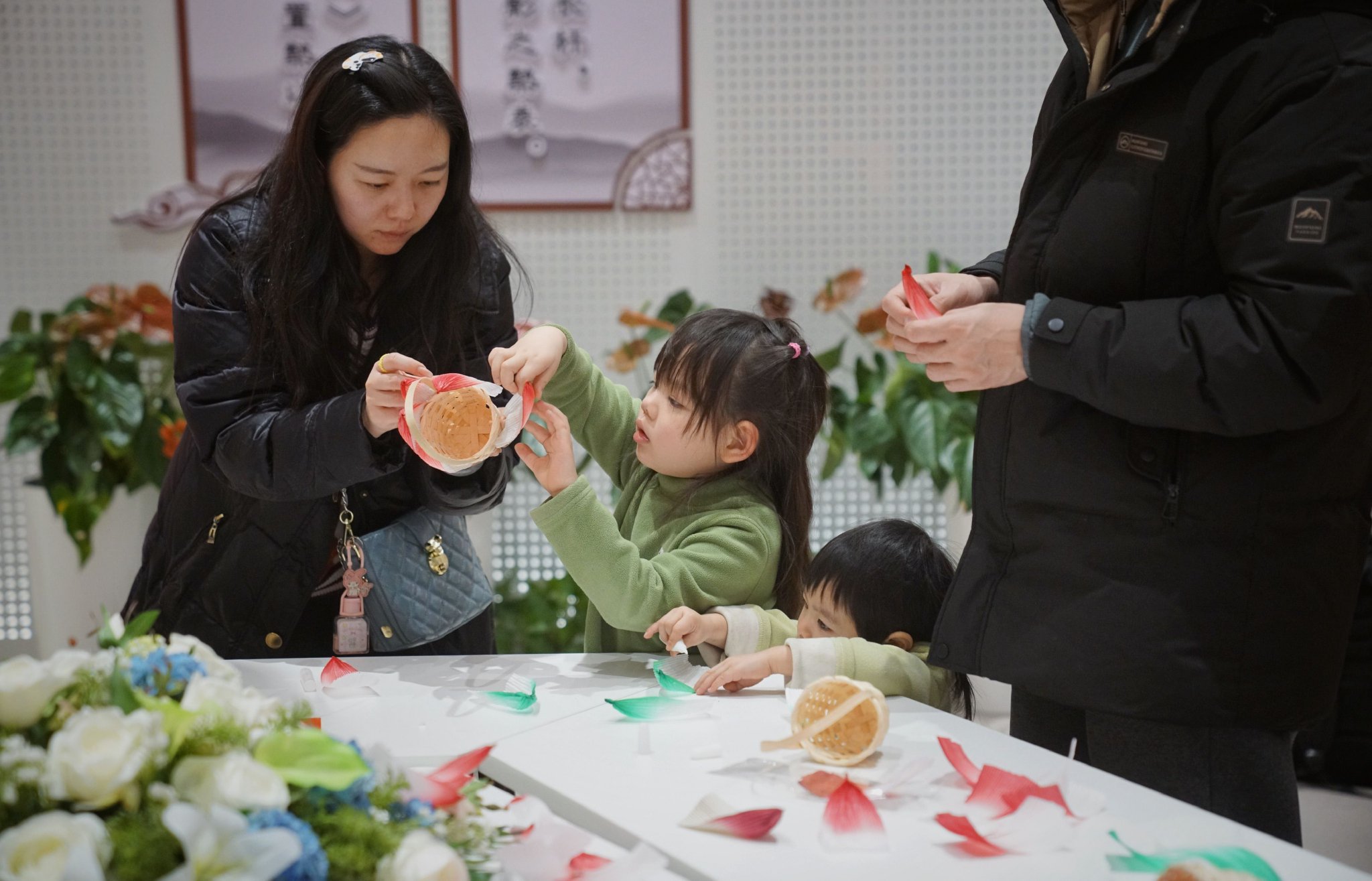 2月11日晚，什刹海街道「鼓韻穿雲 燈河照歲」元宵節活動，孩子和家長一起製作蓮花燈。新京報記者 薛珺 攝