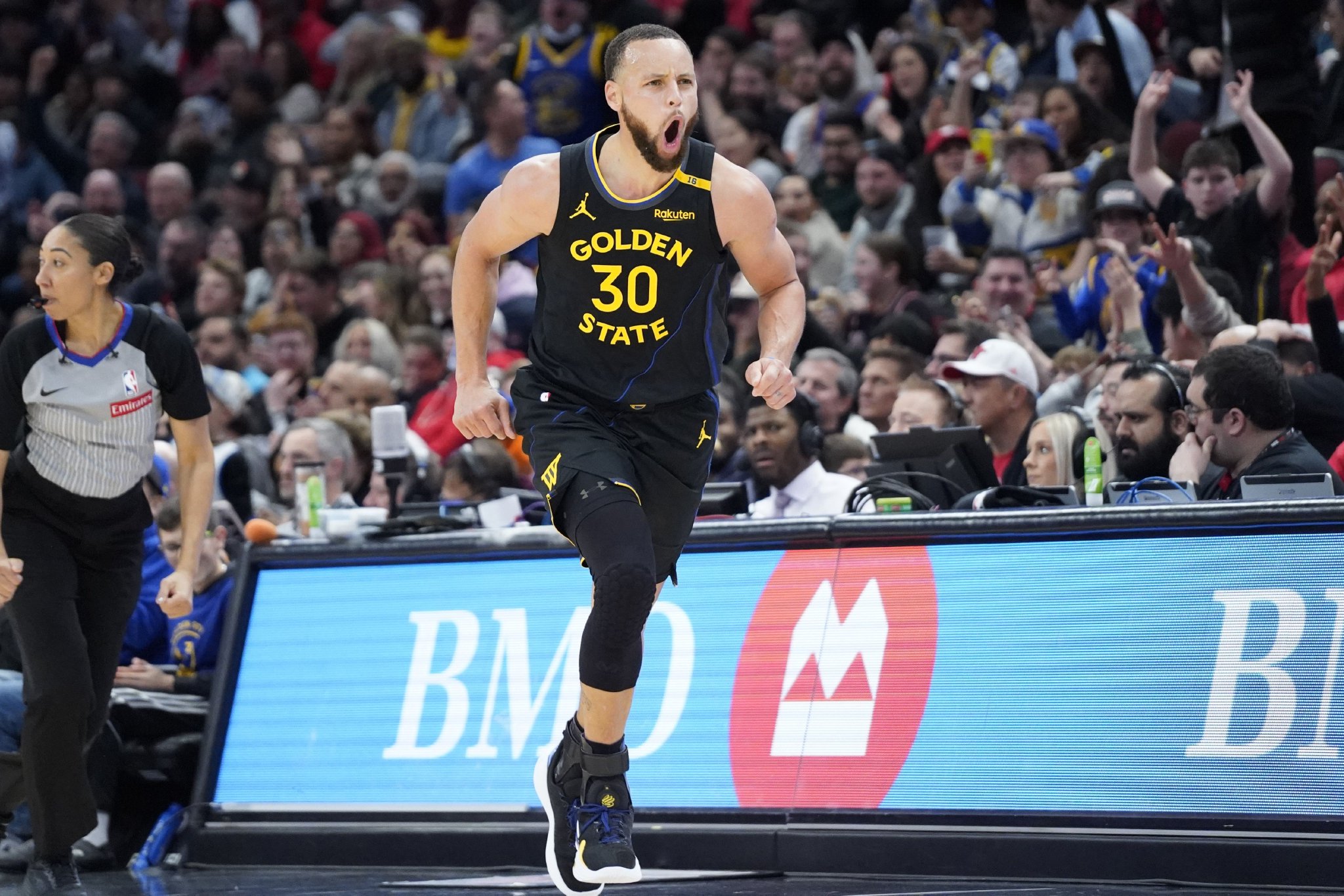 库里三分如雨狂砍37分率队逆转