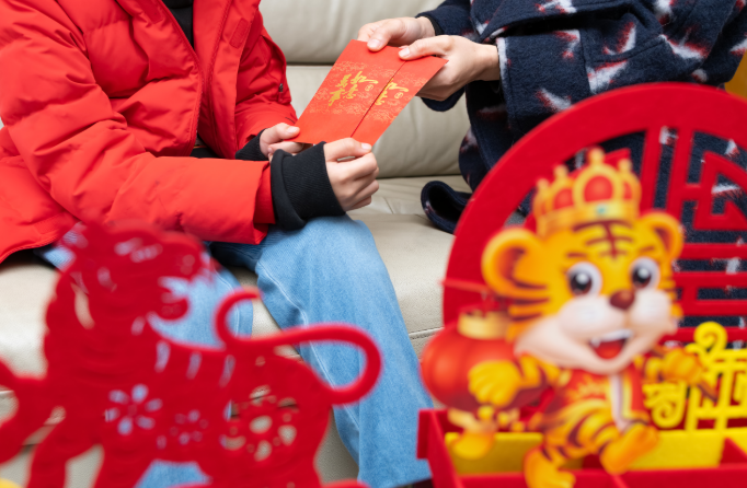 ▲每年春節(jié)后,有關(guān)壓歲錢的話題都會引發(fā)一些討論。圖/IC photo